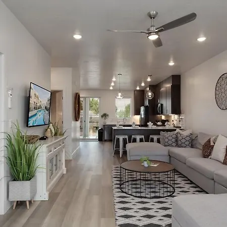 Red Desert Loft Resort 37 Pickleball Courts, Foosball, Resort Pool With Waterslide & Jacuzzi!